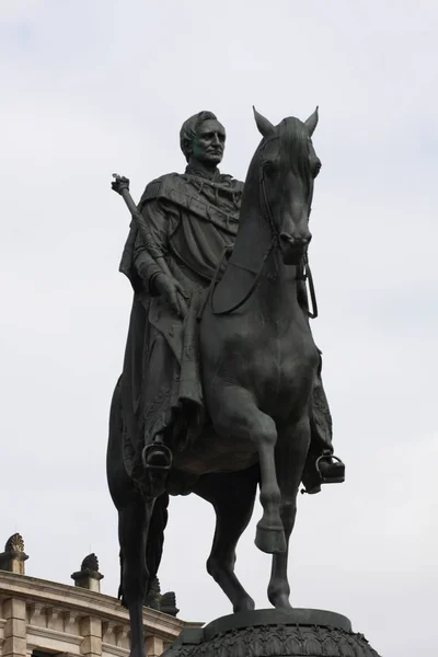 Статуя короля Саксонии Иоанна (Konig Johann I. von Sachsen) на Театральной площади в Дрездене , — стоковое фото
