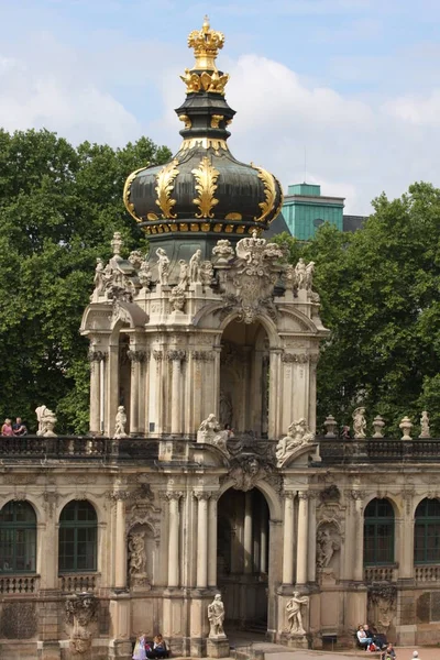 Detalles del Palacio Zwinger de Dresde es famoso en todo el mundo por su hermosa arquitectura barroca. Fue construido en 1709 durante el reinado de Augusto el Fuerte . —  Fotos de Stock