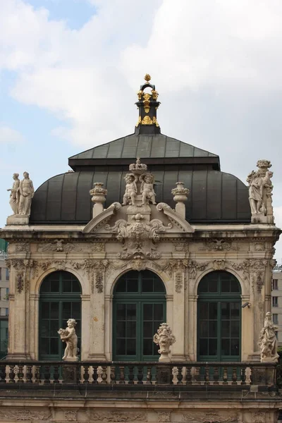 Detaljer för Dresdens Zwinger-palatset är känd världen över för sin vackra barockarkitektur. Den byggdes 1709 under kejsar Augustus styre starkt. — Stockfoto