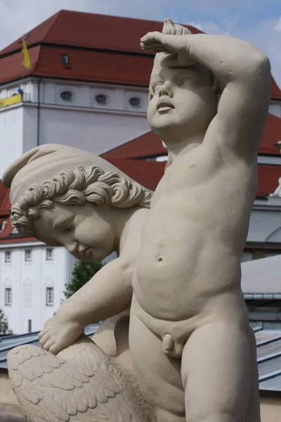 Details des zwinger-Palastes von dresden sind auf der ganzen Welt für seine wunderschöne Barockarchitektur bekannt. Es wurde 1709 während der Herrschaft August des Starken erbaut.. — Stockfoto