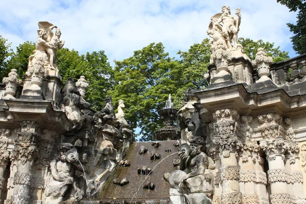 Детали Дрезденского дворца Цвингер известны во всем мире своей красивой архитектурой в стиле барокко. Он был построен в 1709 году во время правления Августа Сильного . — стоковое фото