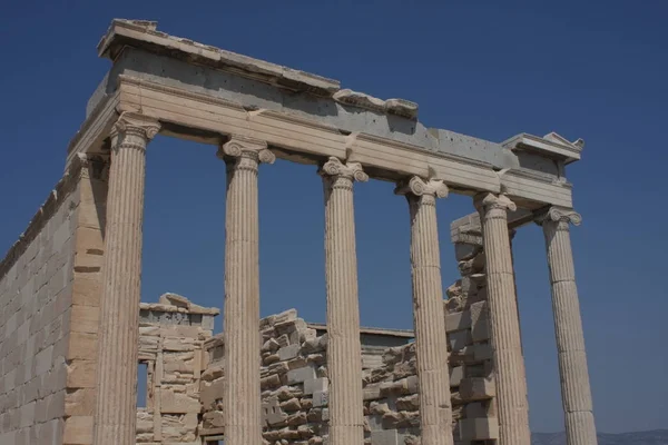 Foto del icónico Erechtheion con famosas cariátidas, colina de la Acrópolis, centro histórico de Atenas, Ática, Grecia —  Fotos de Stock