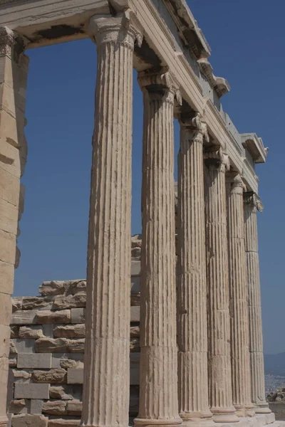 Foto do icônico Erechtheion com famosos cariátides, colina da Acrópole, centro histórico de Atenas, Ática, Grécia — Fotografia de Stock