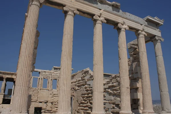 Foto dell'iconica Eretteo con le famose Cariatidi, collina dell'Acropoli, centro storico di Atene, Attica, Grecia — Foto Stock