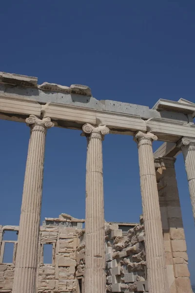 Photo of iconic Erechtheion with famous Caryatids, Acropolis hill, Athens historic center, Attica, Greece — Stock Photo, Image