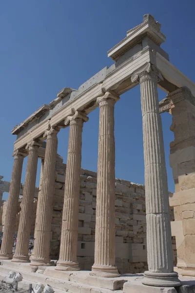 Foto do icônico Erechtheion com famosos cariátides, colina da Acrópole, centro histórico de Atenas, Ática, Grécia — Fotografia de Stock