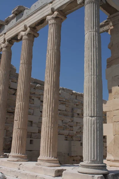 Foto dell'iconica Eretteo con le famose Cariatidi, collina dell'Acropoli, centro storico di Atene, Attica, Grecia — Foto Stock