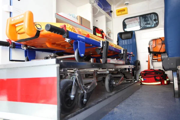 Ambulans bil från insidan och tillbaka utrymme. — Stockfoto