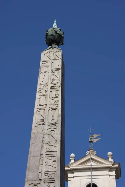 Obelisco en el Palazzo Montecitorio de Roma — Foto de Stock