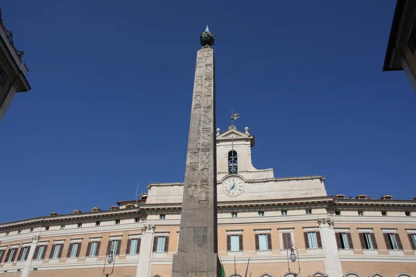 Palazzo Montecitorio egy híres római buildng és az olasz Képviselőház székhelye. — Stock Fotó