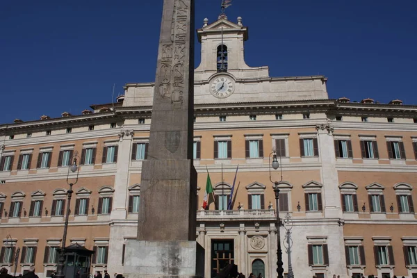 El Palazzo Montecitorio es un famoso edificio en Roma y sede de la Cámara de Diputados italiana. . — Foto de Stock