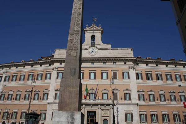 El Palazzo Montecitorio es un famoso edificio en Roma y sede de la Cámara de Diputados italiana. . — Foto de Stock