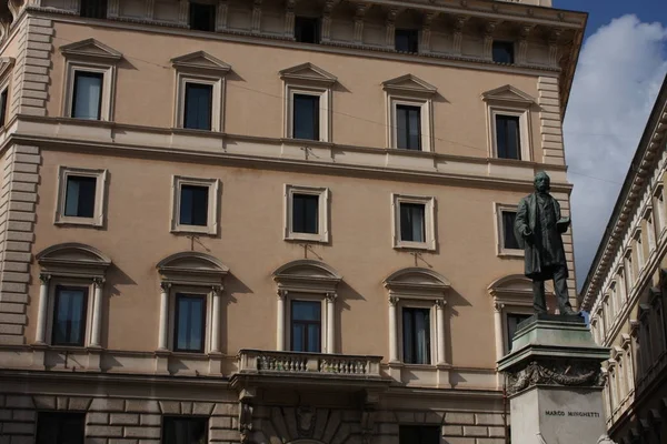 Estátua Marco Minghetti Piazza San Pantaleo Roma — Fotografia de Stock
