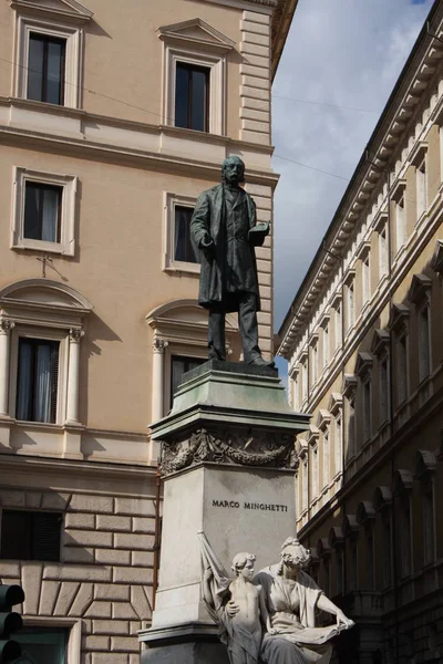 Памятник Марко Мингетти Piazza San Pantaleo Рим — стоковое фото