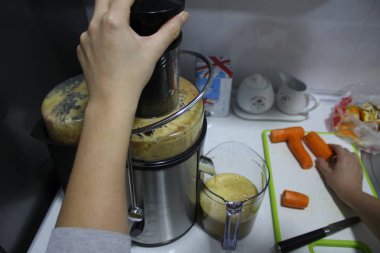 Mutfak Masa ve blender meyve ve Mutfak mobilyaları