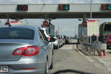 Novi Sad, Sırbistan: 1 Şubat 2018 - trafik jam acele üstünde bizim ödeme geçiş ücreti.