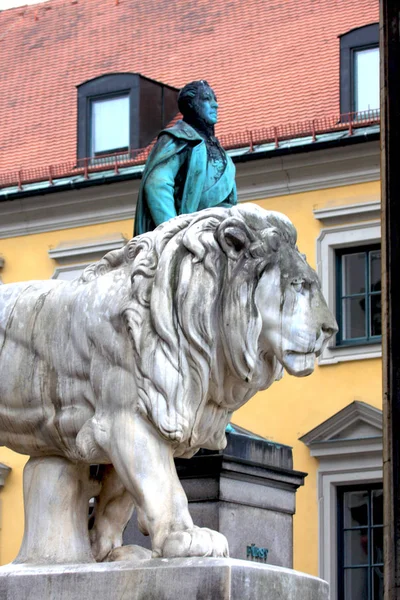 , Bavarian Lion Statue in front of Feldherrnhalle, Bavaria - Munich — Stock Photo, Image