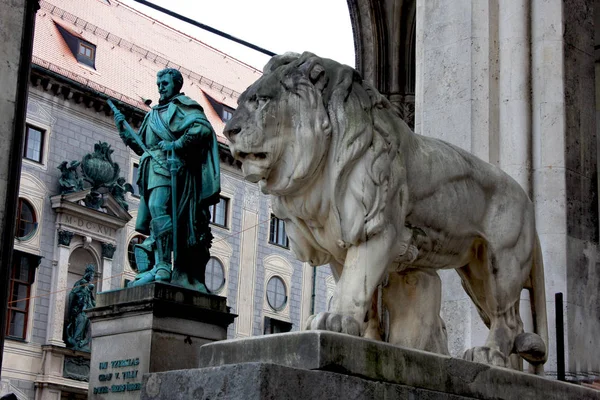 Мюнхен, Германия, статуя Баварского льва перед Мбаппе — стоковое фото