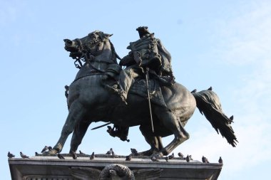 Katedral Meydanı 'ndaki Kral II. Victor Emmanuel Anıtı ya da İtalyanca Piazza del Duomo. Milan, İtalya.