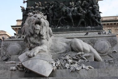 Kral Victor Emmanuel II adlı katedral Meydanı veya Piazza del Duomo İtalyanca Anıtı, Aslan sembolü. Milano, İtalya.
