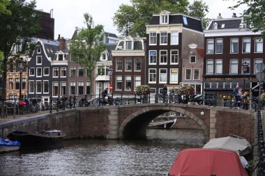 Güzel ve sakin kanallardan Amsterdam şehrin görünümünü. Hollanda