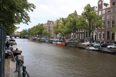 Güzel ve sakin kanallardan Amsterdam şehrin görünümünü. Hollanda