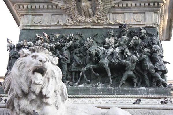 イタリアのドゥオモ広場や大聖堂広場で王ヴィットーリオ エマヌエーレ 世の記念碑でライオンのシンボル ミラノ イタリア — ストック写真