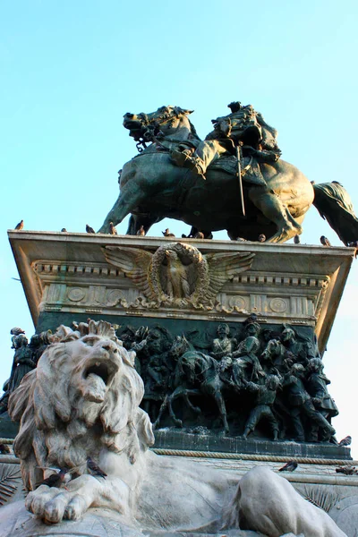 Památník krále Viktora Emmanuela II na katedrále. — Stock fotografie