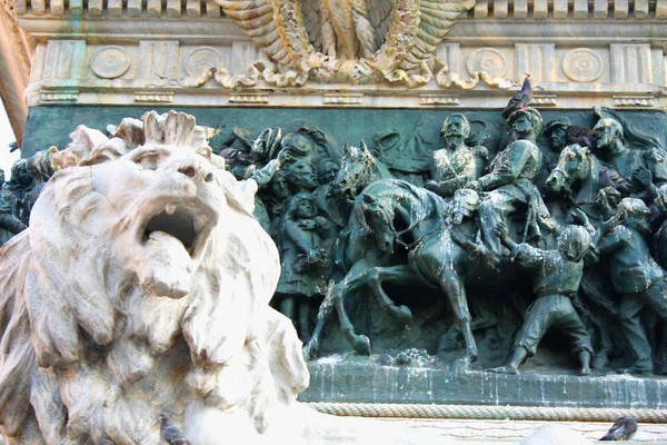 Памятник королю Виктору Эммануилу II на Соборной площади — стоковое фото