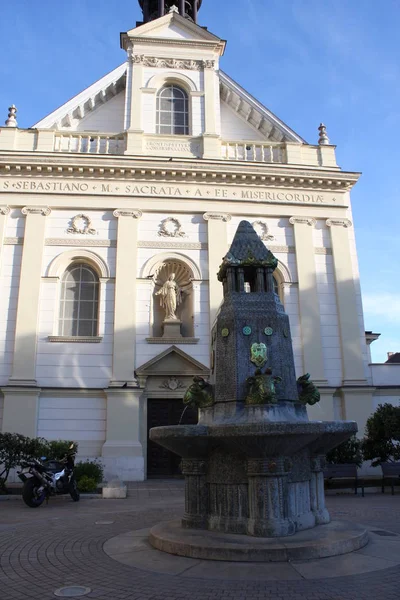 在匈牙利佩奇的主要广场上 带着好撒玛利亚教会的兹索尔奈喷泉 — 图库照片