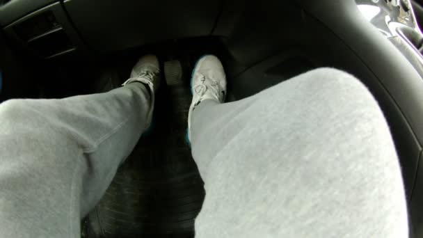 Menschliche Füße Drücken Auto Pedal Während Der Fahrt — Stockvideo