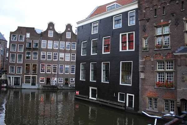 Amsterdam Agosto 2017 Canales Agua Ámsterdam Con Edificios Casas Flotantes — Foto de Stock