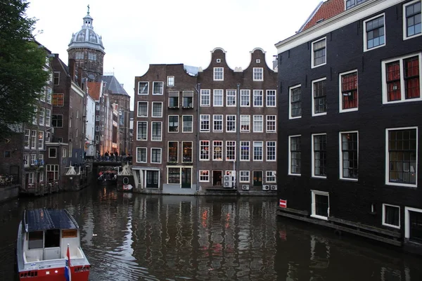 Amsterdam Agosto 2017 Canales Agua Ámsterdam Con Edificios Casas Flotantes — Foto de Stock