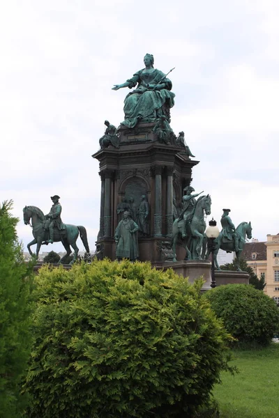 纪念碑玛丽亚特里萨在玛丽亚 Theresien 广场和纪念广场在维也纳奥地利 — 图库照片