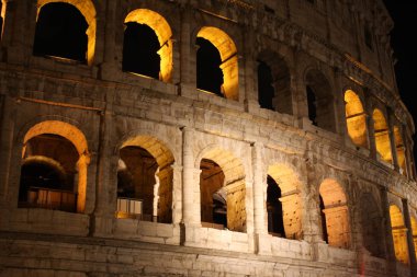 Roma Coliseum'da geceleri görüntüleyin. Roma, İtalya