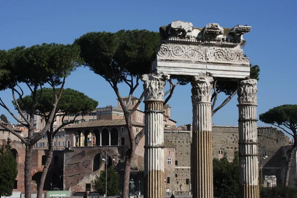 イタリア ローマのフォロ ロマーノの世界で最も有名なランドマークの一つ — ストック写真