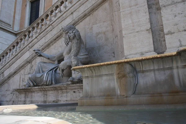 罗马市政厅纪念碑和喷泉 — 图库照片