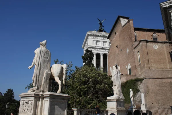 Del Campidoglio 在罗马 意大利的 Cordonata 楼梯蓖麻的雕像 — 图库照片