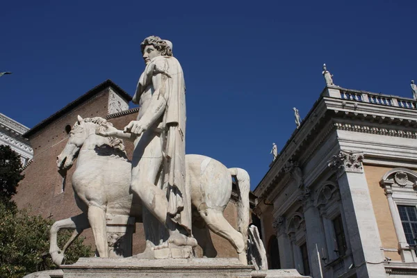 Del Campidoglio 在罗马 意大利的 Cordonata 楼梯蓖麻的雕像 — 图库照片