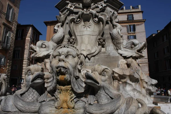 雕塑细节喷泉在广场 Del 万神殿 在罗马 意大利 — 图库照片