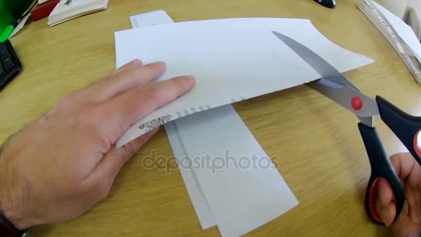 Doppelter Weißer Papierstreifen Mit Der Schere Von Hand Geschnitten — Stockvideo