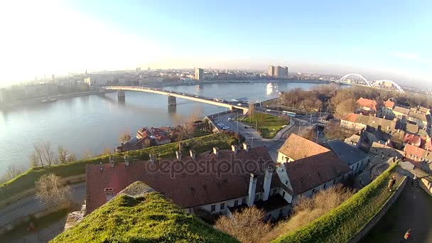Γέφυρα Rainbow Και Στον Ποταμό Δούναβη Από Φρούριο Νόβι Σαντ — Αρχείο Βίντεο