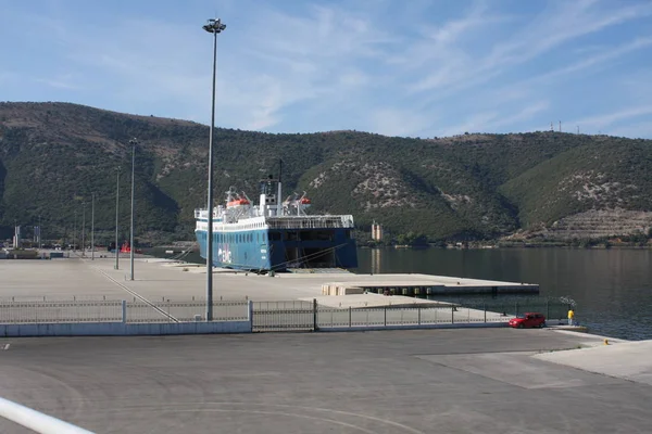 Barco Balsa Navegando Perto Ilha Corfu Grécia — Fotografia de Stock