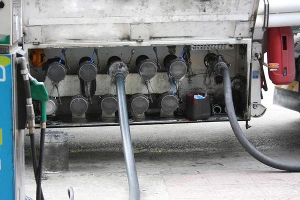 Stor lastbil slangar för bränsle station, pumpar och olja fat — Stockfoto