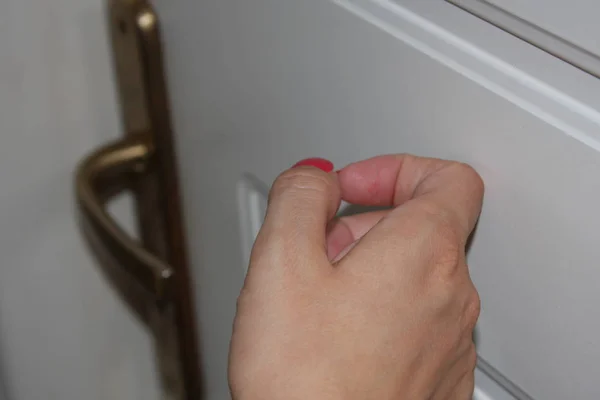 Kvinnlig Hand Knackar Dörren — Stockfoto