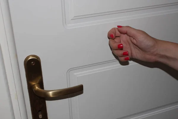 Kvinnlig Hand Knackar Dörren — Stockfoto