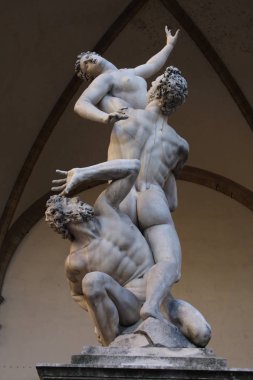 Tecavüz Giambologna Piazza della Signoria, Florence, İtalya tarafından Sabine kadınların heykeli.