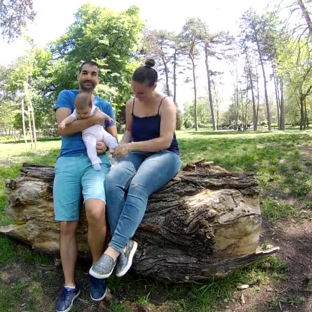 Concepto Familia Paternidad Adopción Personas Feliz Madre Padre Niña Bebé — Vídeo de stock