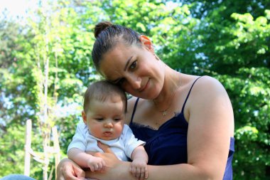 Mutlu neşeli genç aile - anne ve küçük oğlu dışarıda eğleniyor