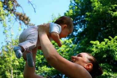 Küçük kızı annesi üzerine